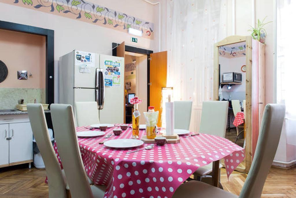 Yolo Hostel Budapest Bagian luar foto