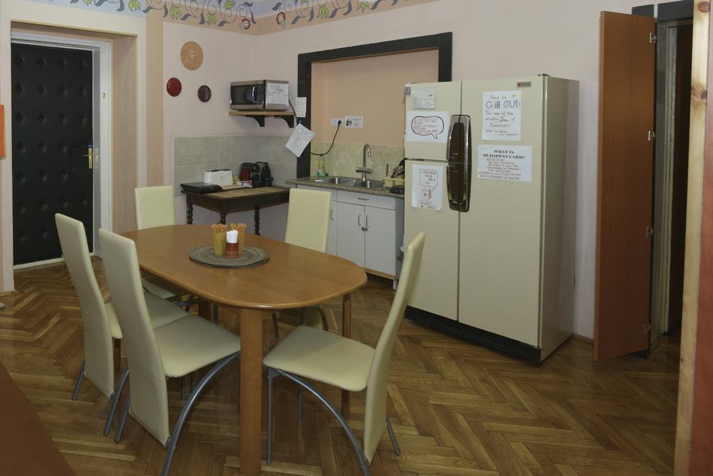 Yolo Hostel Budapest Bagian luar foto