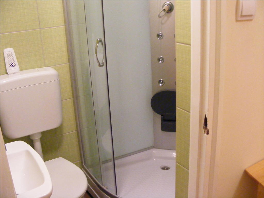 Yolo Hostel Budapest Bagian luar foto
